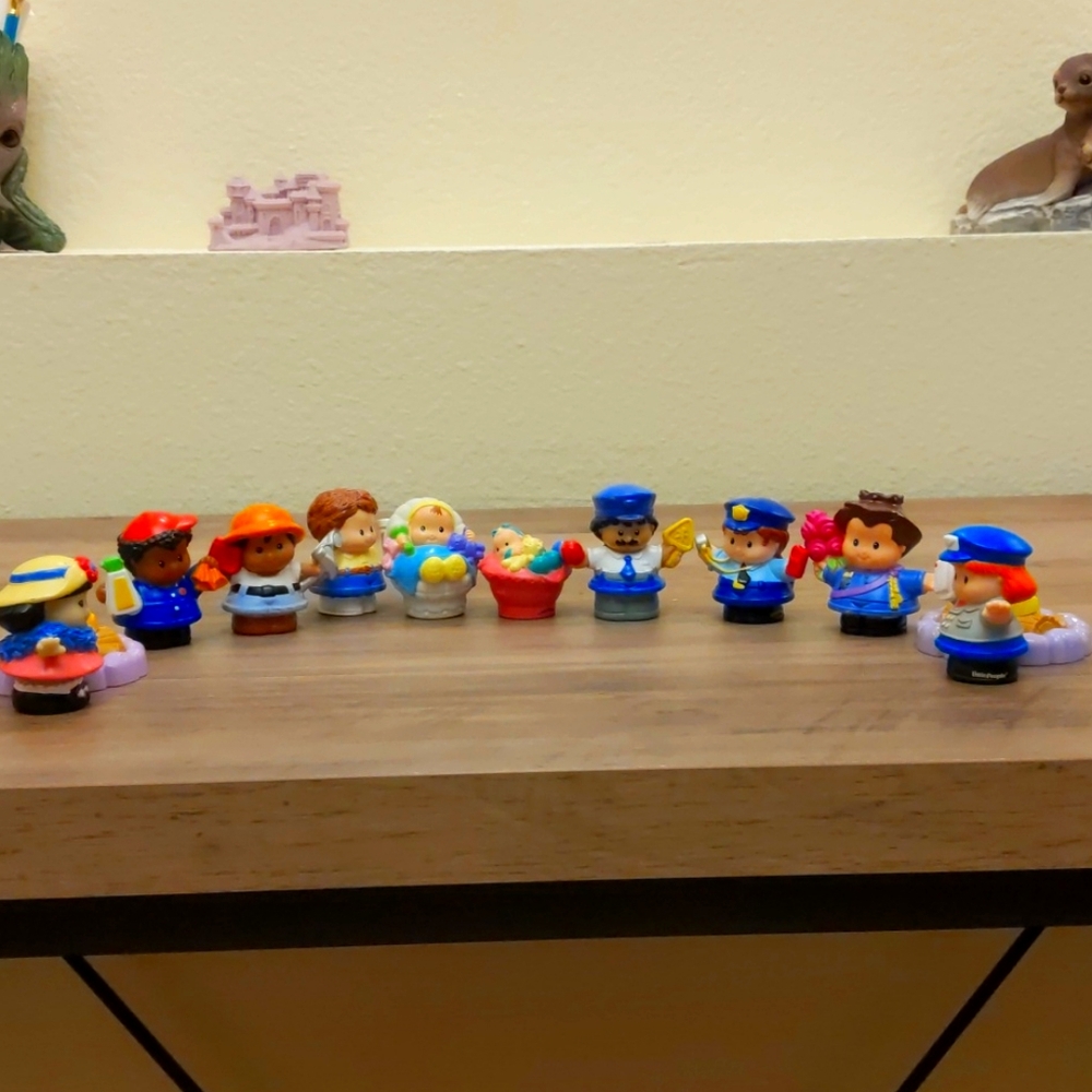 Little People Figurines with 2 Camp Fires